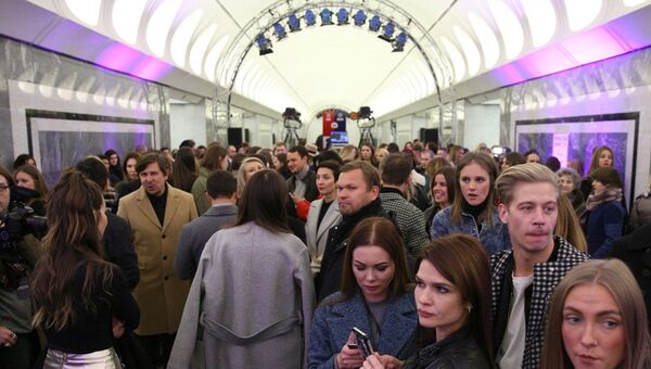 Посетители во время показа коллекции модельера Александра Терехова на платформе станции метро Достоевская
