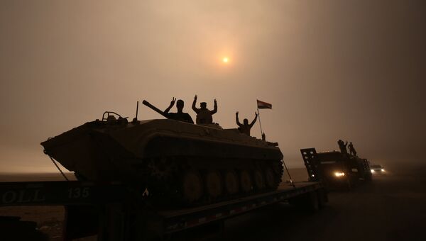 Иракские военные на боевой машине пехоты во время операции против ИГ в Мосуле. Архивное фото