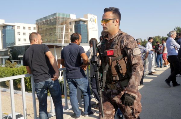 Турецкий военный на месте взрыва в Анталье, Турция. 25 октября 2016