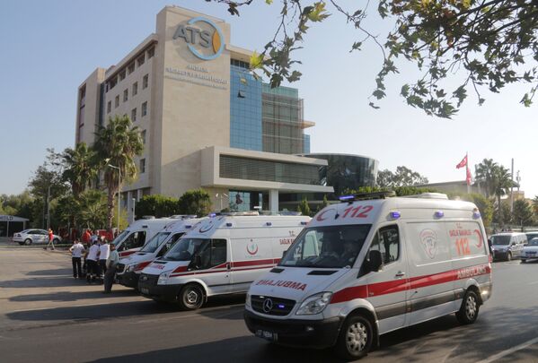 Автомобили скорой помощи на месте взрыва возле здания Торгово-промышленной палаты в Анталье, Турция