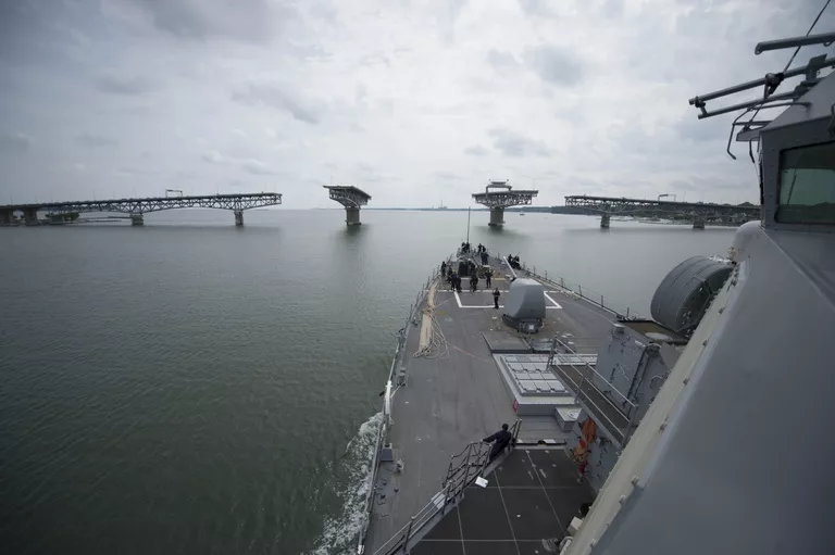 Эсминец ВМС США USS Carney Эсминец ВМС США USS Carney