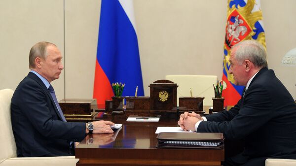 Президент РФ Владимир Путин и руководитель Федеральной таможенной службы Владимир Булавин
