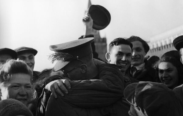 На Красной площади в день окончания ВОВ На Красной площади в день окончания ВОВ