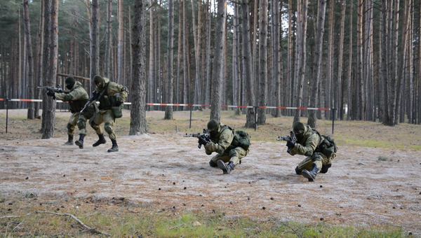 Приемы ближнего боя и штурм здания на тренировке спецназа в Псковской области