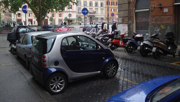 Припаркованные на улице Рима транспортные средства, Италия. Архивное фото