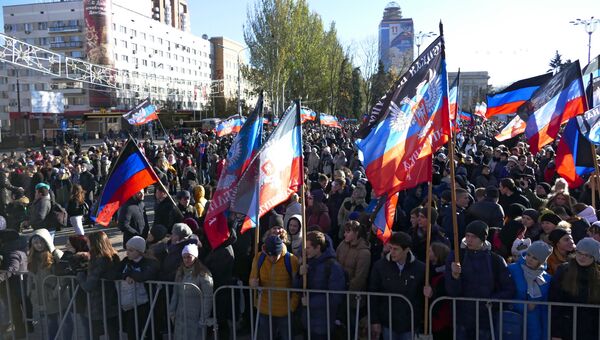 Участники праздничных мероприятий, посвященных Дню флага Донецкой народной республики, в Донецке. Архивное фото