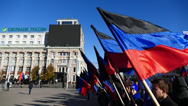Участники праздничных мероприятий, посвященных Дню флага Донецкой народной республики. Архивное фото