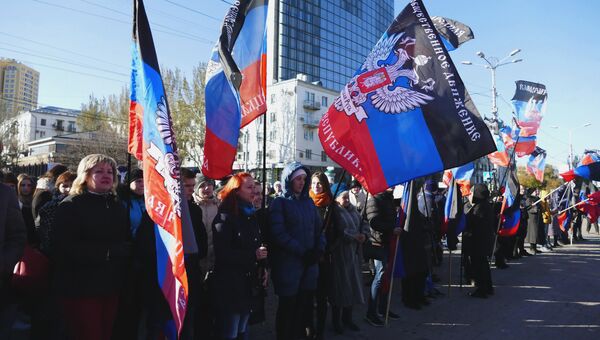 Участники праздничных мероприятий в Донецке. Архивное фото
