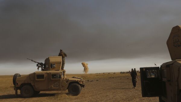 Дым на месте авиаударов ВВС США в окресностях Мосула. Архивное фото