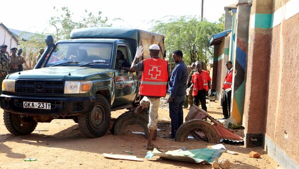 Сотрудники Красного креста на месте взрыва в отеле в кенийском городе Мандера. 25 октября 2016