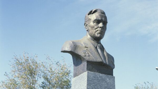 Памятник академику Михаилу Янгелю на Байконуре. Архивное фото