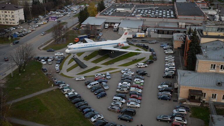 Памятник самолету Ил-62М возле аэропорта Шереметьево
