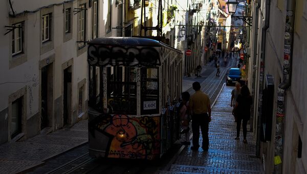 Трамвай на одной из улиц Лиссабона