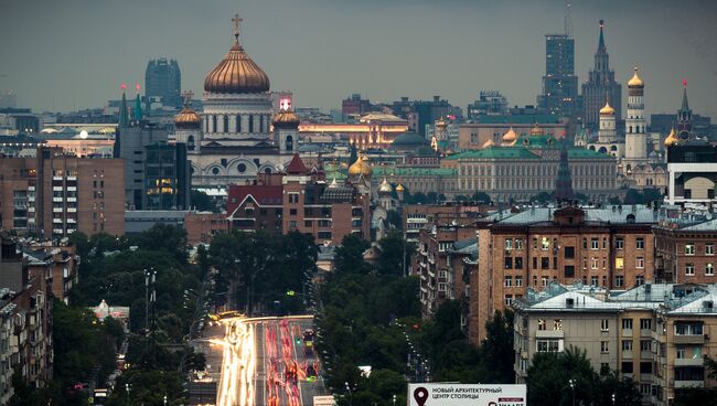 Автомобильное движение по Комсомольскому проспекту в Москве. Архивное фото