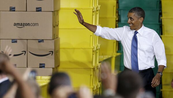 Президент США Барак Обама во время визита в распределительный центр компании Amazon. Архивное фото