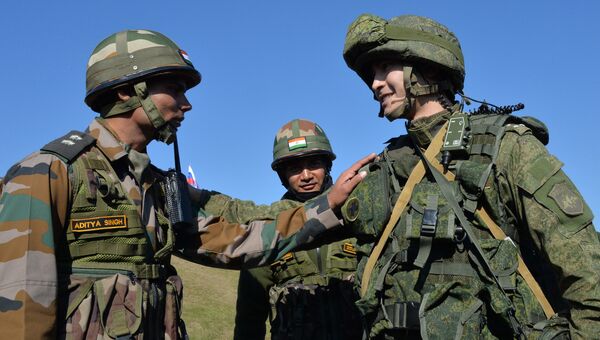 Российский и индийские военнослужащие на полигоне Сергеевский в рамках российско-индийских военных учений Индра-2016 в Приморье