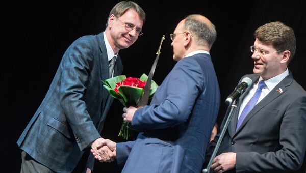 Исполнительный директор МИА Россия сегодня Олег Ананьев (слева) на церемонии награждения победителей премии Топ-1000 российских менеджеров