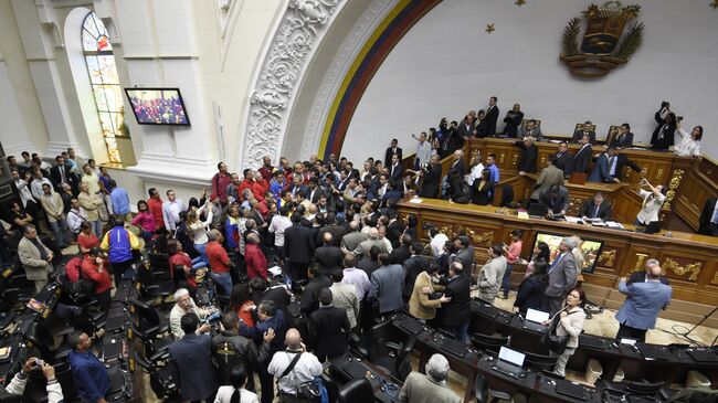Оппозиционные депутаты и сторонники правительства во время заседания Национальной ассамблеи Венесуэлы. Архивное фото