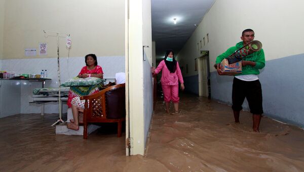 Затопленная больница в северной индонезийской провинции Горонтало. 25 октября 2016