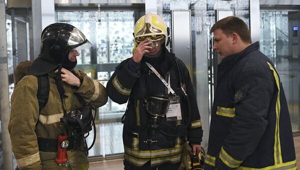 Сотрудники противопожарной службы в здании Сколково. 26 октября 2016