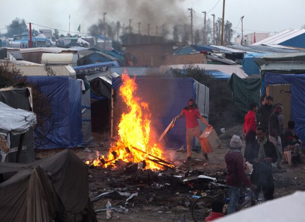 Беженцы в лагере Джунгли в Кале во Франции