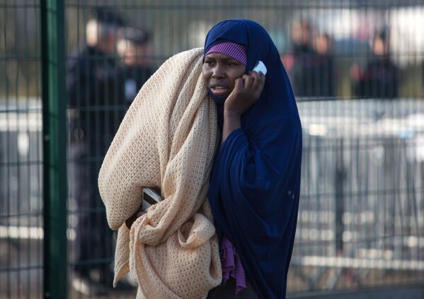 Беженка в специально организованном центре по распределению мигрантов рядом с лагерем Джунгли в Кале во Франции