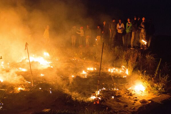 Пожар в лагере беженцев Джунгли в Кале во Франции