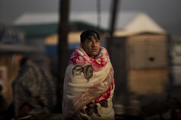 Беженец в лагере Джунгли в Кале во Франции
