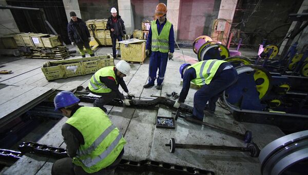 Сотрудники ремонтных служб во время ремонта эскалаторов на станции Фрунзенская Московского метрополитена. 26 октября 2016