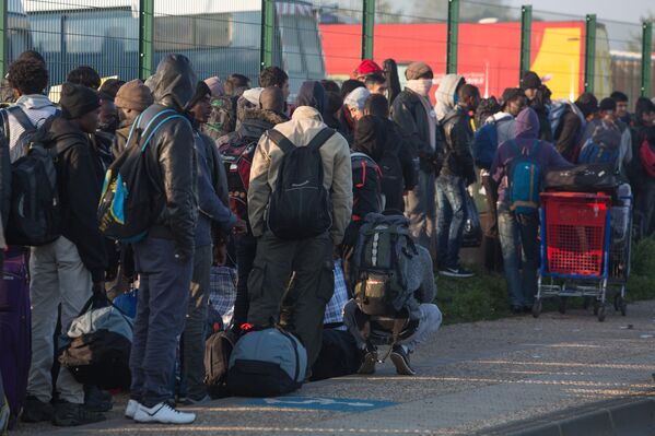 Беженцы в специально организованном центре по распределению мигрантов рядом с лагерем Джунгли в Кале во Франции