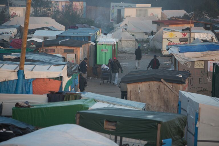 Беженец в лагере Джунгли в Кале во Франции