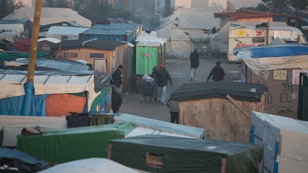 Беженец в лагере Джунгли в Кале во Франции
