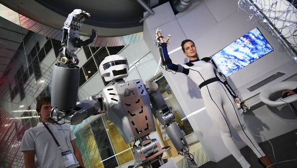 Робот Sar-401 на выставке в рамках форума Открытые инновации - 2016 в Сколково
