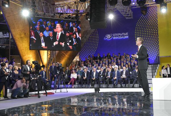 Председатель правительства РФ Дмитрий Медведев (в зале в первом ряду в центре) на форуме Открытые инновации - 2016