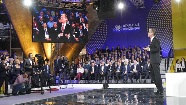 Председатель правительства РФ Дмитрий Медведев (в зале в первом ряду в центре) на форуме Открытые инновации - 2016