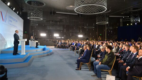 Президент РФ Владимир Путин на пленарном заседании в Ялте регионального Форума действий Общероссийского народного фронта. 26 октября 2016