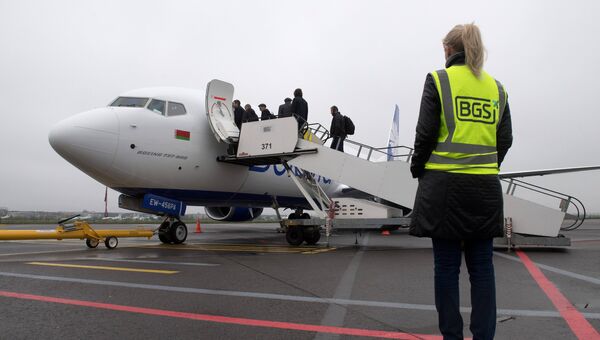 Пассажиры во время посадки в самолет в Международном аэропорту Жуковский. Архивное фото
