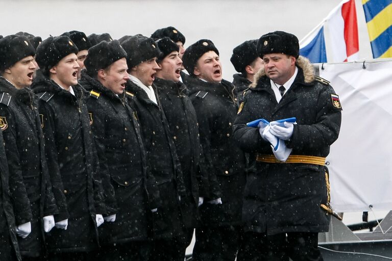 Военнослужащие на церемонии передачи ВМФ РФ дизель-электрической подводной лодки Великий Новгород в Санкт-Петербурге