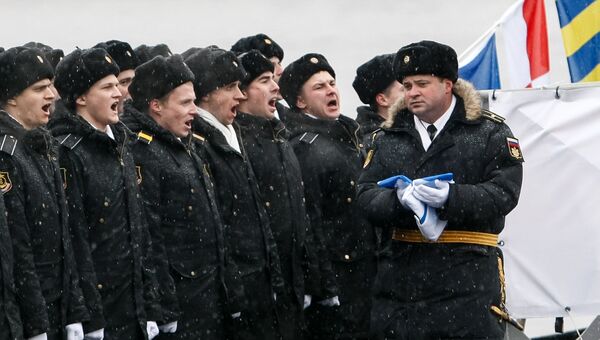 Военнослужащие на церемонии передачи ВМФ РФ дизель-электрической подводной лодки Великий Новгород в Санкт-Петербурге