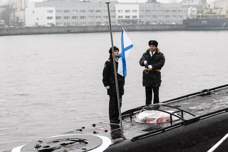 Поднятие Андреевского флага на церемонии передачи ВМФ РФ дизель-электрической подводной лодки Великий Новгород в Санкт-Петербурге