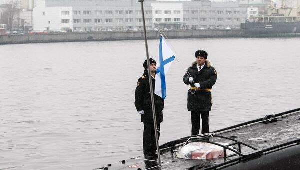 Поднятие Андреевского флага на церемонии передачи ВМФ РФ дизель-электрической подводной лодки Великий Новгород в Санкт-Петербурге