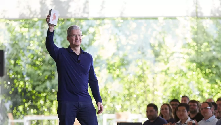 Глава Apple Тим Кук на встрече с сотрудниками демонстрирует миллиардный iPhone Глава Apple Тим Кук на встрече с сотрудниками демонстрирует миллиардный iPhone