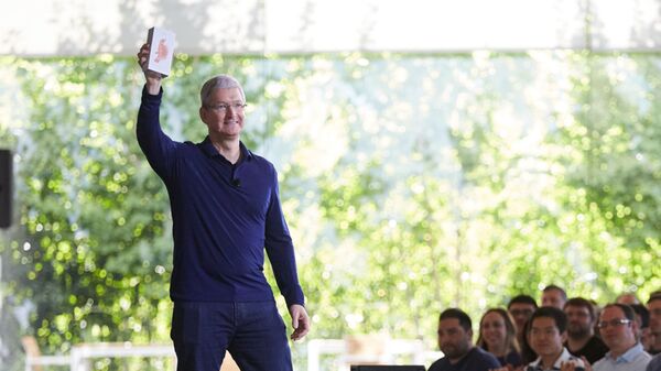 Глава Apple Тим Кук на встрече с сотрудниками демонстрирует миллиардный iPhone