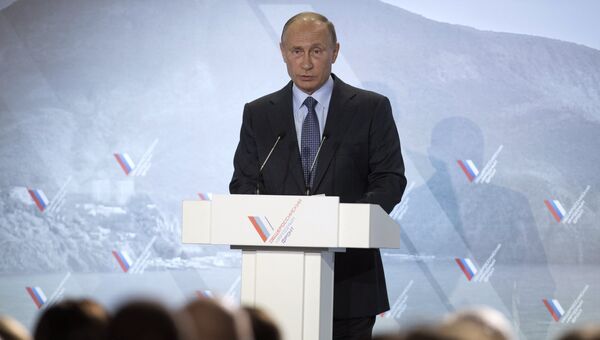 Президент РФ Владимир Путин на пленарном заседании регионального Форума действий Общероссийского народного фронта в Ялте. 26 октября 2016