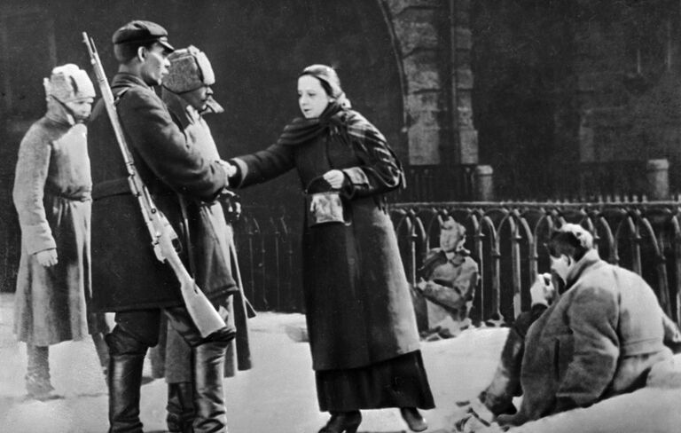 Сцена из фильма Конец Санкт-Петербурга режиссера Всеволода Пудовкина Сцена из фильма Конец Санкт-Петербурга режиссера Всеволода Пудовкина