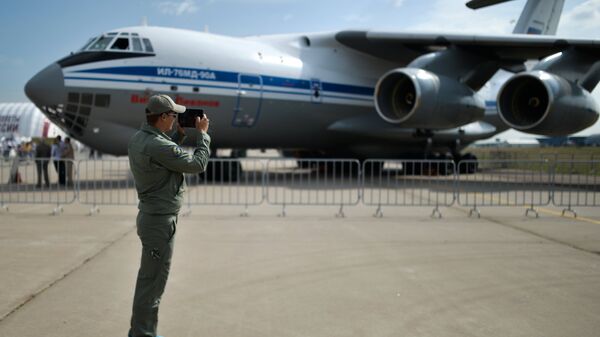 Посетитель у самолета Ил-76МД-90А на Международном авиационно-космическом салоне МАКС 2015 в подмосковном Жуковском. Архивное фото
