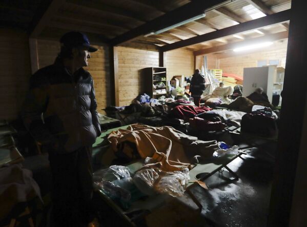 Люди проводят ночь в убежище скрываясь от землетрясения в провинции Мачерата, Италия. 27 октября 2016