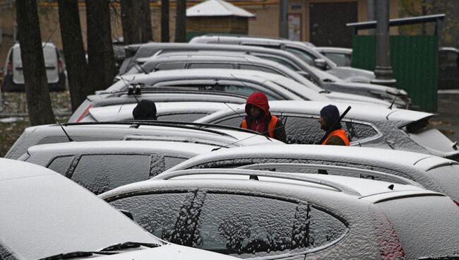 Сотрудники коммунальных служб убирают снег на одной из улиц в Москве. Архивное фото