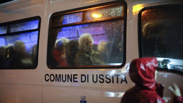 Эвакуация людей из домов пострадавших в результате землетрясения в Италии. 27 октября 2016