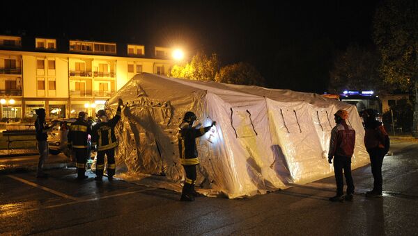 Спасатели разбили палатки для жителей города Уссита после землетрясения в центральной Италии, 27 октября 2016